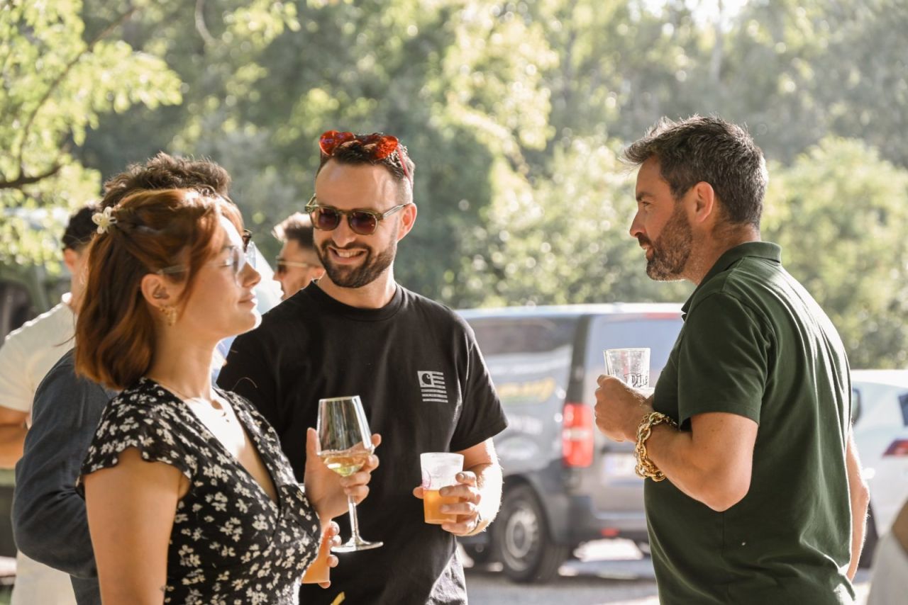 Moment convivial entre membres après les matchs