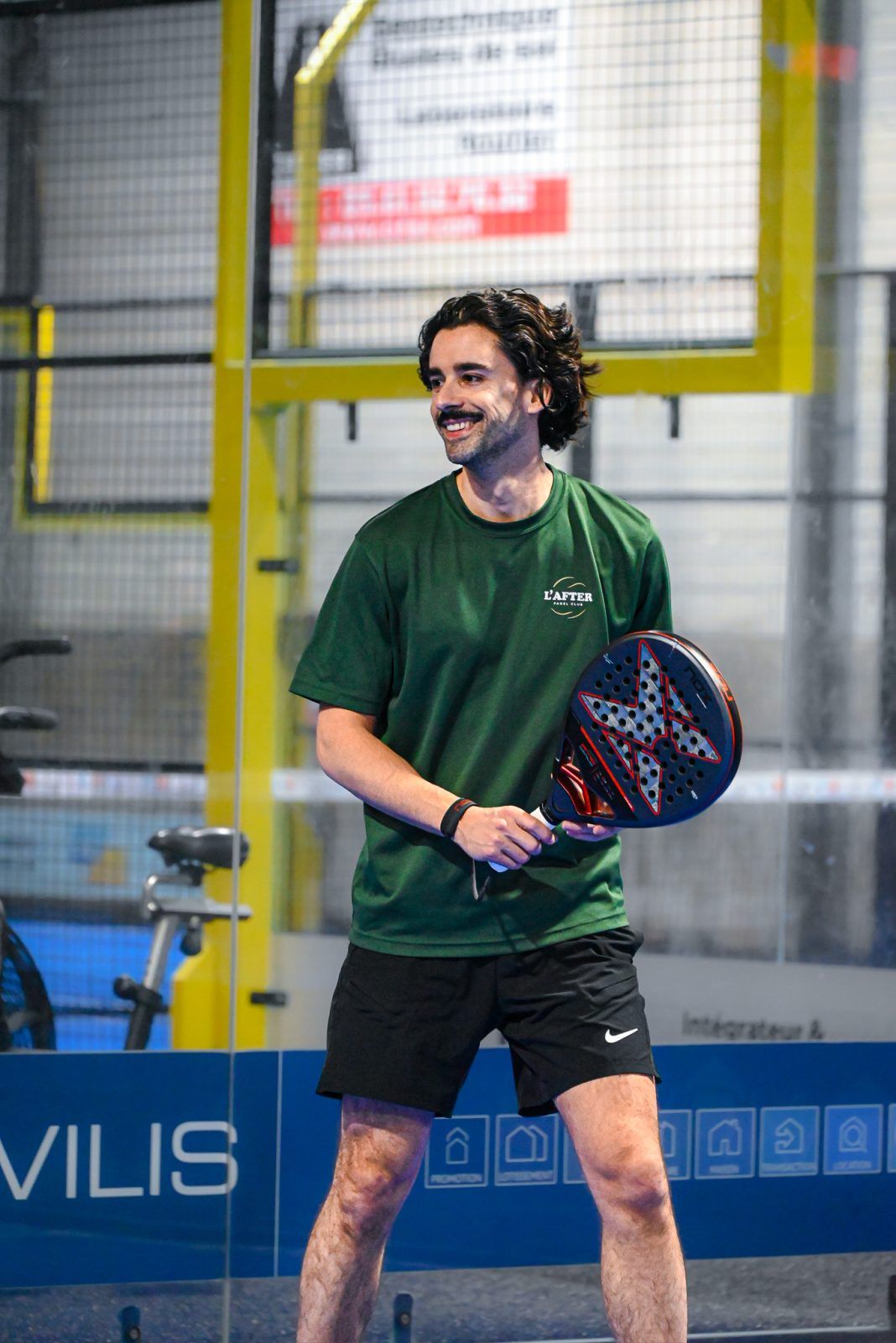 Le coach du club conseille une joueuse sur son geste