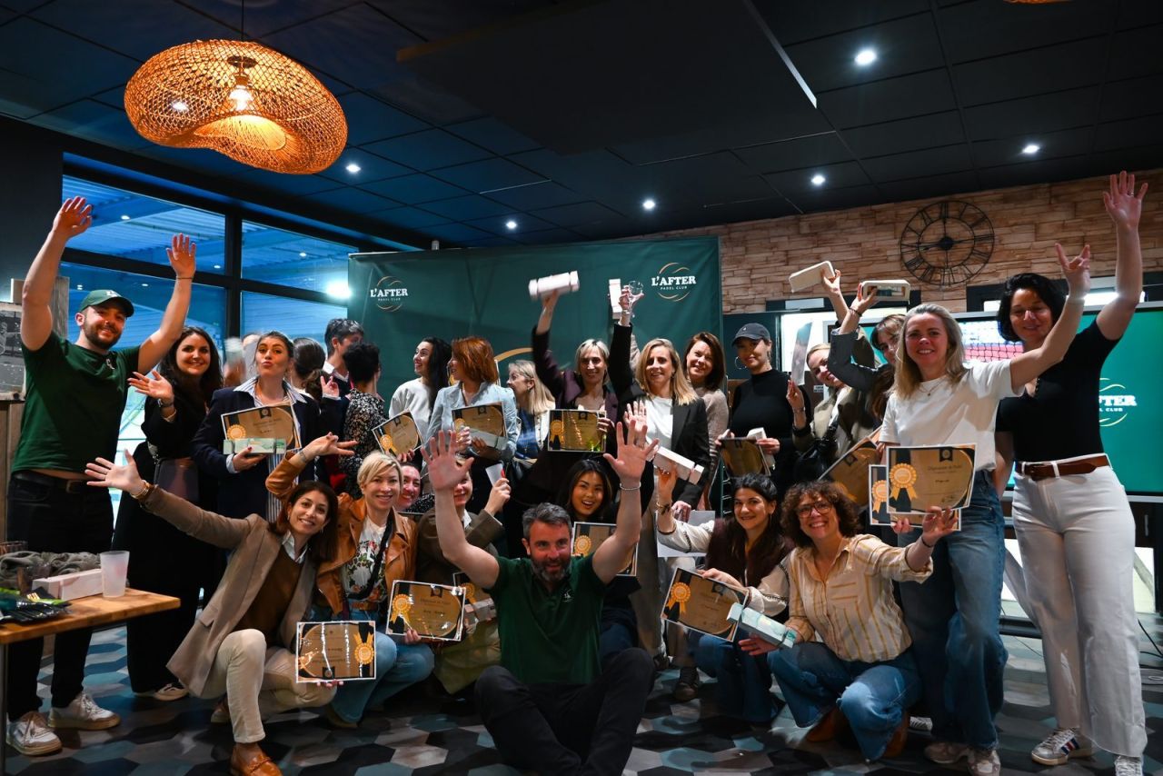 Membre de L'After Padel Club sur la piste, où les titres s'effacent