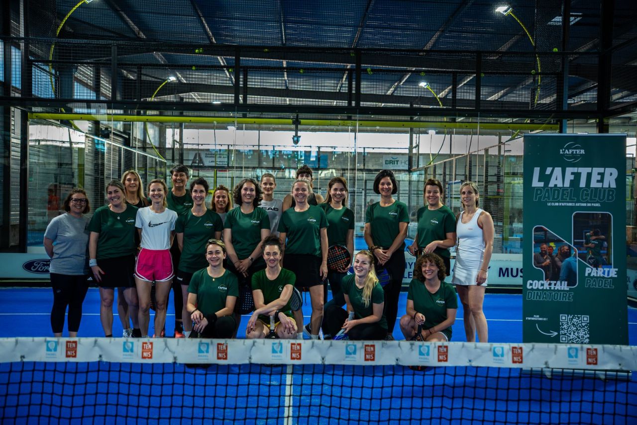 Le groupe féminin de L'After Padel Club réuni sur le terrain