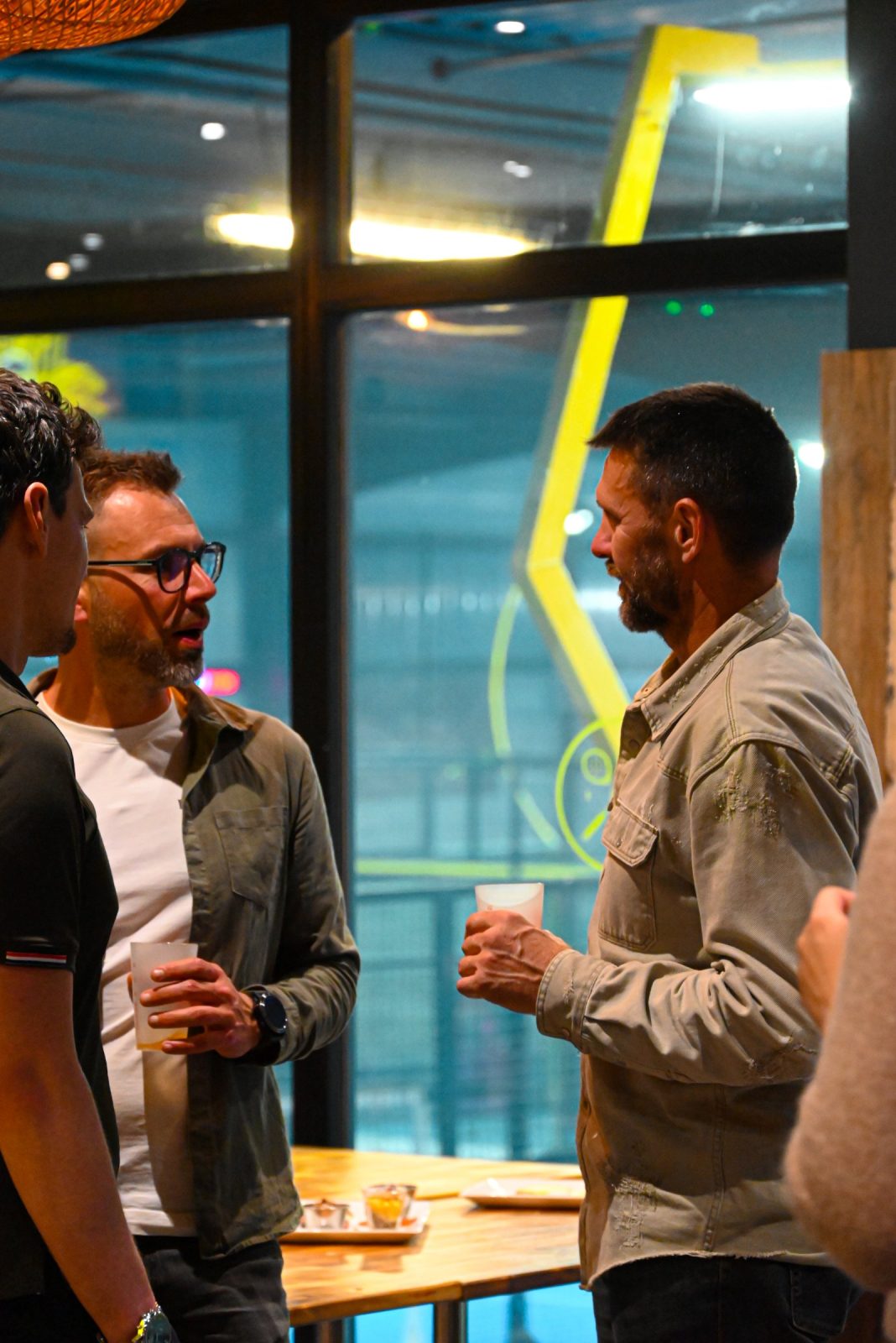 Échanges debout autour du cocktail