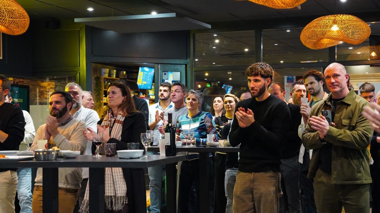 Cocktail dînatoire entre membres de L'After Padel Club